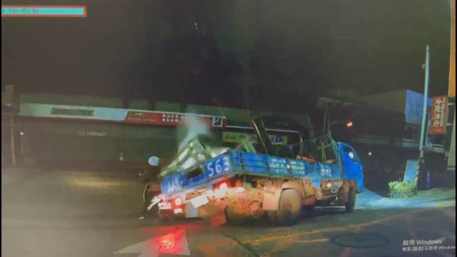  重达900公斤的柴油水塔应声滑落，惊悚一瞬间全被行车纪录器录下，庄姓女骑士惨遭泼淋，所幸没被砸伤。（摘自脸书／谢琼云彰化传真）