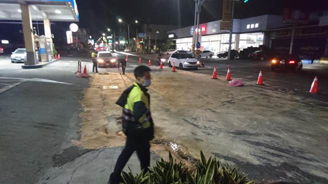 警方和消防人员封闭车道后以舖上大量木屑吸附油污，现场清理2个小时才恢復通车。（民眾提供／谢琼云彰化传真）
