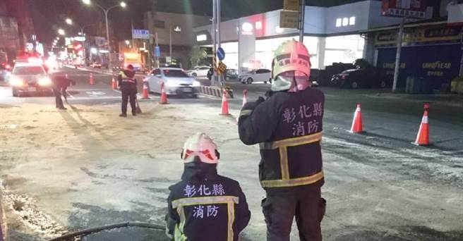 警方和消防人员封闭车道后以舖上大量木屑吸附油污，现场清理2个小时才恢復通车。（民眾提供／谢琼云彰化传真）