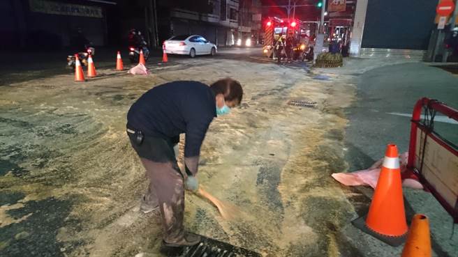 警方和消防人员封闭车道后以舖上大量木屑吸附油污，现场清理2个小时才恢復通车。（民眾提供／谢琼云彰化传真）
