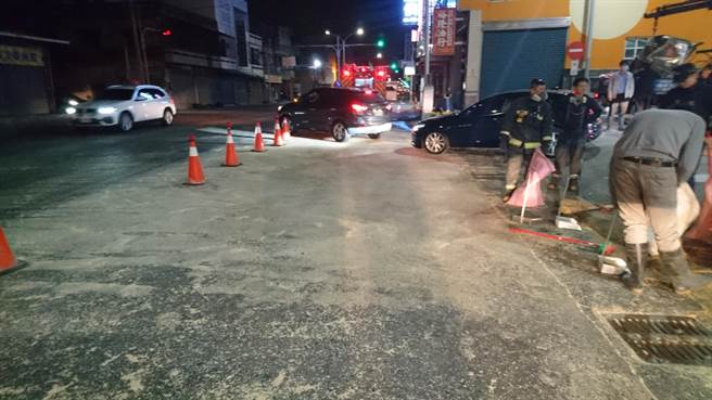 警方和消防人员封闭车道后以舖上大量木屑吸附油污，现场清理2个小时才恢復通车。（民眾提供／谢琼云彰化传真）