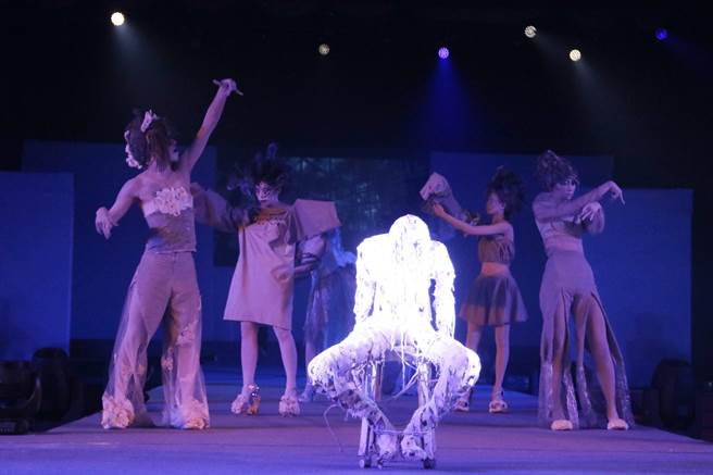 弘光科大美髮妆品联合毕展，学生用疫情联想作造型。（弘光科大提供／陈淑娥台中传真）