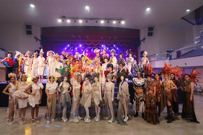 弘光科大美髮妆品联合毕展，学生发挥创意作各种造型。（弘光科大提供／陈淑娥台中传真）