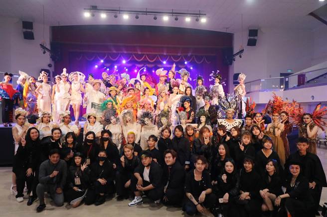 弘光科大美髮妆品联合毕展，学生发挥创意作各种造型。（弘光科大提供／陈淑娥台中传真）