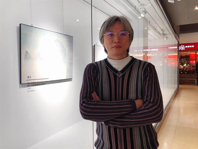 萧巨升受邀于中友时尚艺廊举办当代水墨个展，展出18幅水墨作品。（冯惠宜摄）