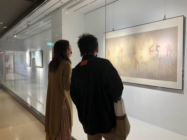 萧巨升受邀于中友时尚艺廊举办当代水墨个展，其中《神兵火急如律令》系列，是透过画作让大眾省思国中生热衷于八家将这社会议题，进而关注这些孩子。（冯惠宜摄）