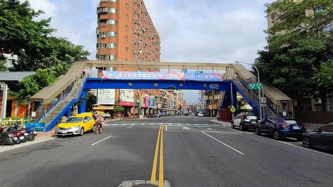 贡献29年的三重区忠孝陆桥上周凌晨功成身退。（新北市工务局提供／许哲瑗新北传真）