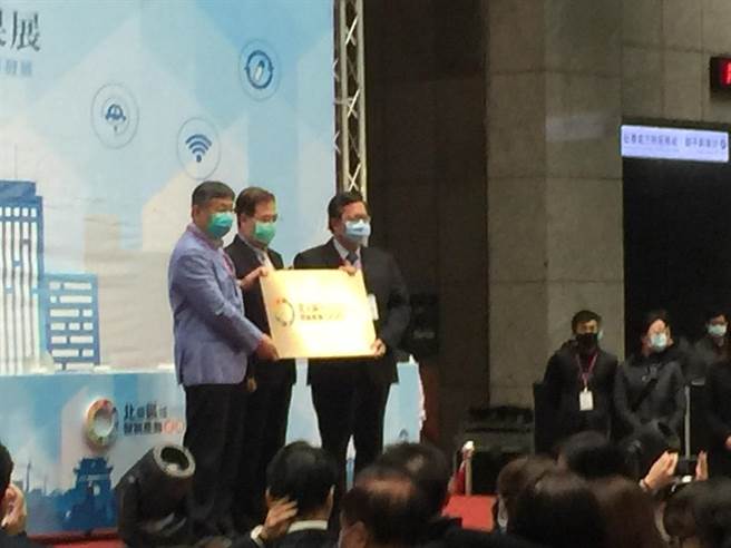 北台区域发展推动委员会21日在台北市政府举行，台北市长柯文哲把北台门牌交给桃园市长郑文灿，明年将由桃园担任主政县市的重责工作。（张立勋摄）