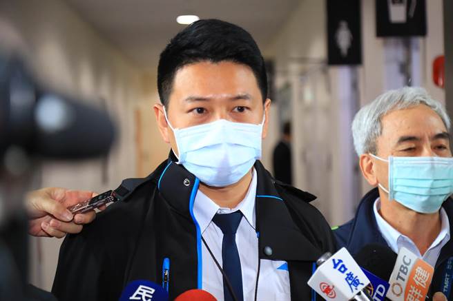 交通局长叶昭甫说，我们尊重供应商的施作专业性，但我们更重视的是，不管哪里制造，品质必须保证、势必不能打折。（陈世宗摄）