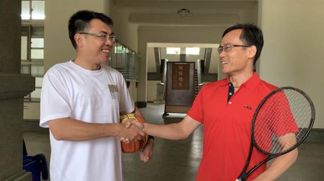 南一中、中一中将于26日在南一中体育馆举办「一中杯」，让师生以球会友。南一中校长廖财固（左）与中一中校长林隆谚21日「先礼后兵」。（李宜杰摄）