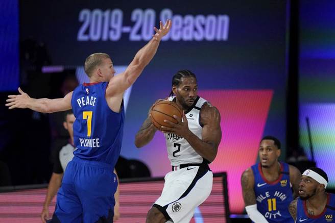 快艇前鋒里歐納德(右)持球進攻。快艇的新球季將融合三角戰術到進攻體系，並以他為核心。（美聯社資料照）