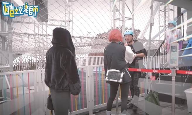 酷炫当场被抓包。(图/翻摄自反骨男孩youtube)