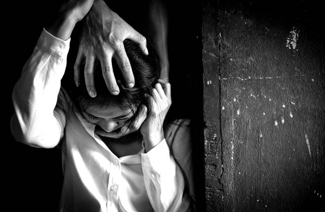 13岁女童就医发现子宫外孕，竟是遭继父性侵，她不吐实是怕家庭破碎。(达志影像shutterstock提供)