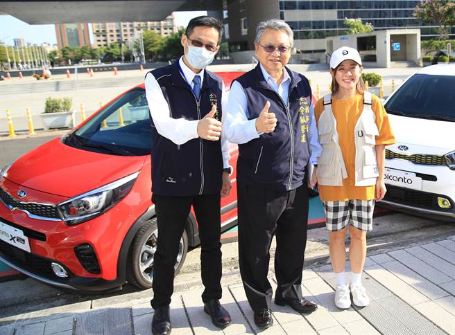 台中市经发局长张峯源（左）表示，「不只美丽，还有女丽」职人系列介绍，首先亮相的主角为杨美玲和张玉雪两名老师。（卢金足摄） 