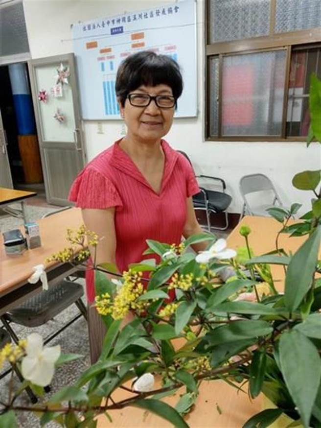 台中美加花艺设计协会前理事长张玉雪，开启花艺机缘，培养许多花艺设计师。（台中市府提供／卢金足台中传真）