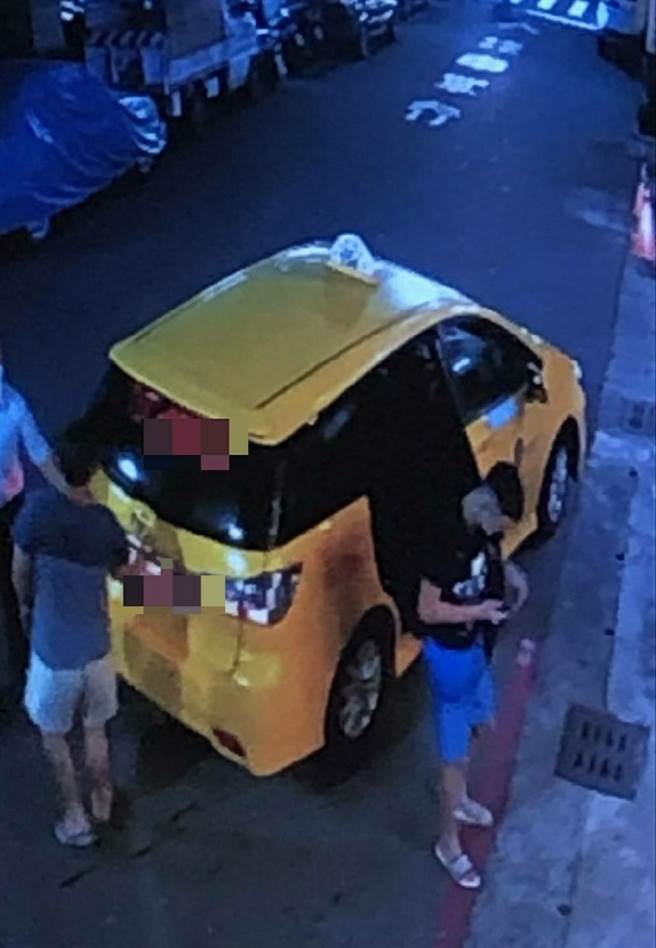 柬国返台居检趴走逛超商，高市开铡2人各10万。（柯宗纬翻摄）