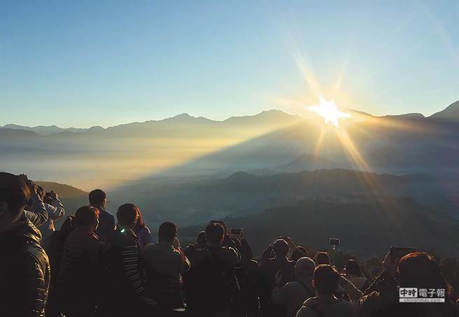 明年第一道曙光在台东兰屿东清。曙光示意图。（资料照 廖志晃摄）
