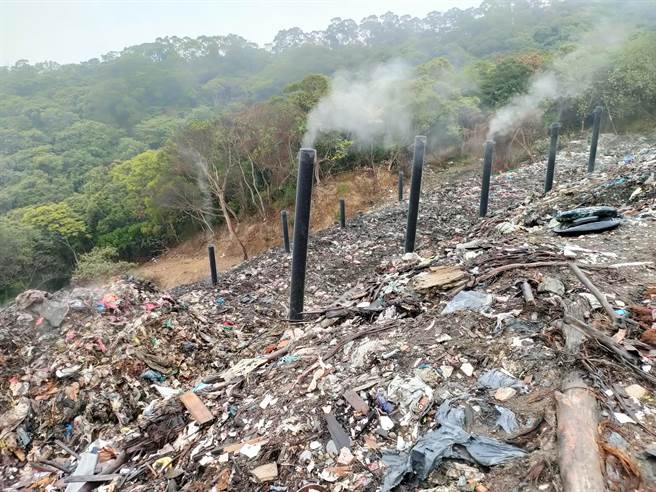 埋设35支沼气排放管，依地形不同，深度达5至7公尺，能有效排放地底沼气，预防高温所产生自燃现象。(吴建辉摄)