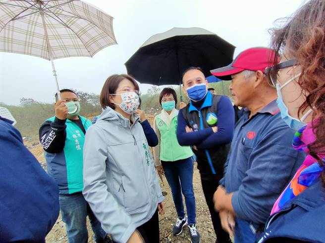 勘查现场有民眾愤怒表示，垃圾场沼气排放味道瀰漫，真的很臭，立委黄秀芳跳出来缓颊，希望民眾体谅这段过渡期，让附近乡亲友能有安全健康的生活环境。(吴建辉摄)