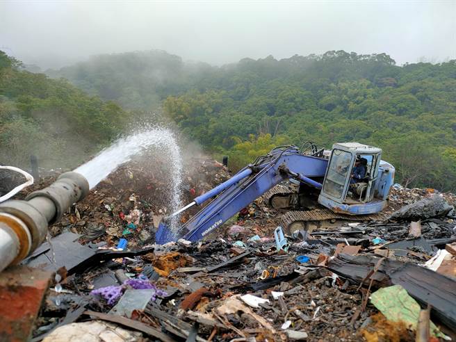 目前工程正如火如荼进行，怪手全力开挖，由于地底沼气温度高，工作人员不断洒水降温。(吴建辉摄)