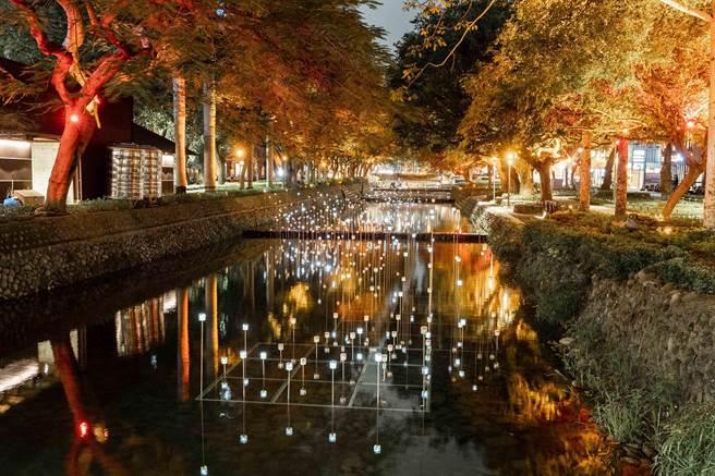 入选阿姆斯特丹灯节的台湾团队「有用主张」陈冠宏、陈映竹在护城河面上打造「光讯 – 粼河」，宛如许多「萤火虫」驻足。（新竹市政府提供／陈育贤新竹传真）