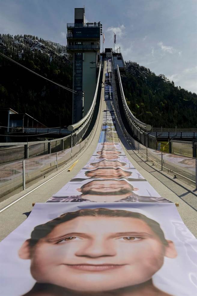 （Canon专业绘图机克服严峻气候，输出长达109.04公尺照片，成功缔造「金氏世界纪录」。图／Canon提供）
