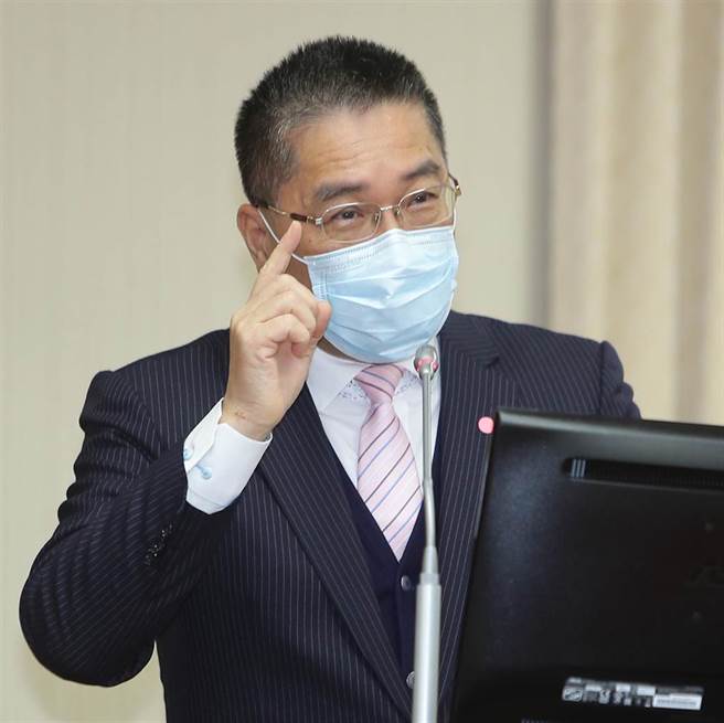 內政部長徐國勇21日於立院答詢，針對外界對即將上路的數位身分證的資安疑慮發表他的看法，稍早也針對前榮總醫師蘇偉碩因發表萊豬有毒等言論而被警方要求到案說明一事表示現在已經到檢察官階段，讓檢方依法處理。（季志翔攝）