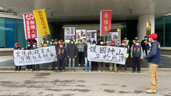 5名任职于某环保清洁公司的劳工，21日在劳动党与新竹县产业总工会的陪同下，到竹科管理局提出控诉，指公司罔顾工安、欺压劳工。（陈育贤摄）