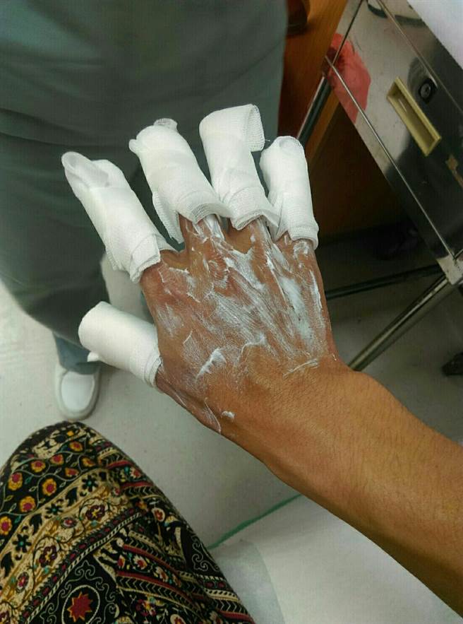 5名任职于某环保清洁公司的劳工，21日控诉公司罔顾工安、欺压劳工，要他们使用氢氟酸清洗外墙，造成2名劳工遭灼伤。（民眾提供／陈育贤新竹传真）