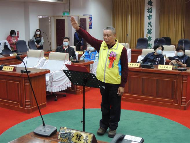 苗栗市民代表会21日办理副主席补选，由王封台以12票高票当选。（何冠娴摄）