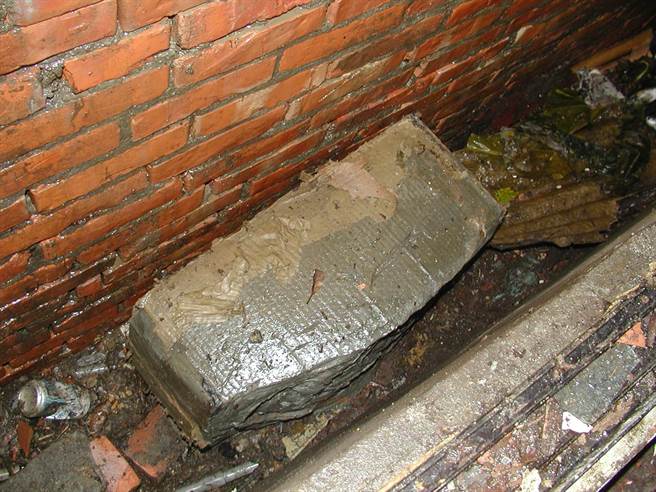 2008年3月間，水泥封屍嫌犯吳文宏現場模擬，警方重製水泥塊，讓吳嫌棄置案發現場。（中時資料照，潘立明攝）