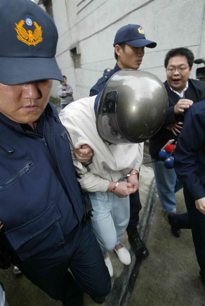 2008年3月間，警方押解水泥封屍體嫌犯吳文宏至基隆現場模擬。（中時資料照，潘立明攝）