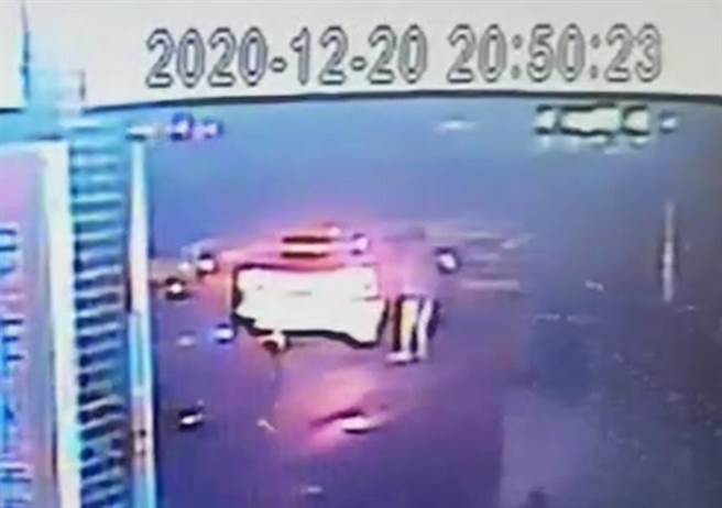 亲子网红「米菲＆米粒MifaMily」粉丝专页20日贴文表示，一家人开车行经新北市新店区ikea附近，停等红灯时突然有陌生女子试图要打开车门，甚至不断用手拍打车窗。（翻摄）