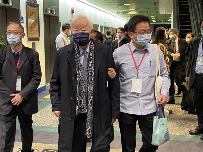 台积电创办人张忠谋今天出席全国科学技术会议，但因为患关节炎，所以需要别人搀扶才能行走。（林志成摄）