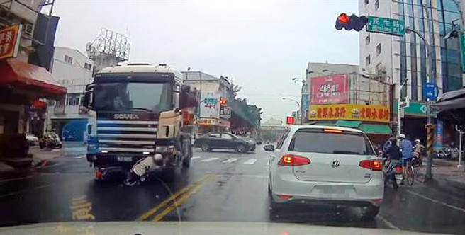 机车骑士卡在砂石车体下滑行，所幸仅擦伤。(翻摄报废一公社)