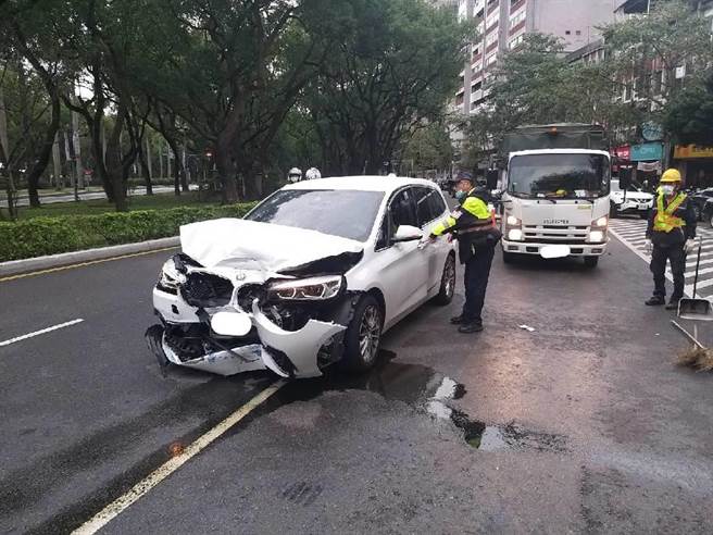 白色轿车车上共3人送医。（图：民眾提供）