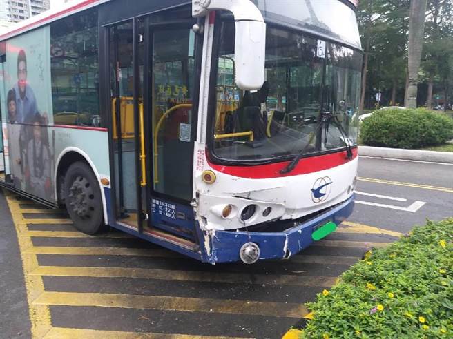 公车乘客2人送医均意识清楚。（图：民眾提供）