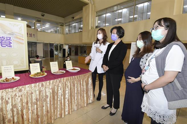 营养师廖英如介绍无莱猪月子餐的特色。（谢琼云摄）