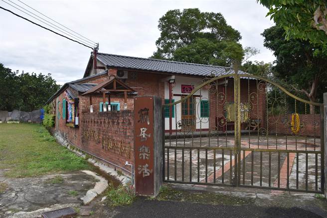 三湾乡铜镜村将许多客家老宅重新活化，吸引许多游客前来。（谢明俊摄）