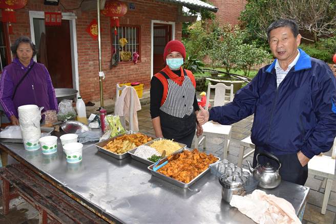 铜镜村长罗时珍（右）欢迎各地游客前来铜镜村一游，阿丽姐（左）准备了许多客家美食候客。（谢明俊摄）