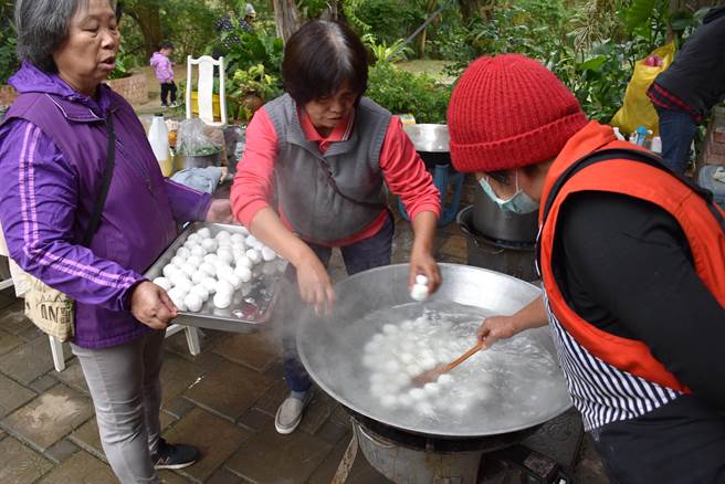 21日正逢冬至，有知名电子厂指名要吃阿丽姐和铜镜社区妈妈们制作的客家大粄圆。（谢明俊摄）