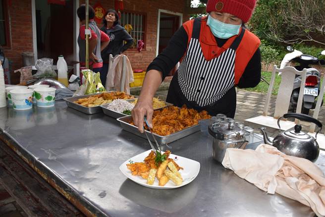 阿丽姐准备的客家野菜炸物，常让游客有意外惊喜。（谢明俊摄）