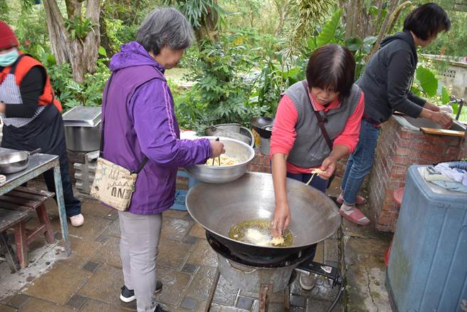 现炸的客家野菜炸物，让人一吃难忘。（谢明俊摄）