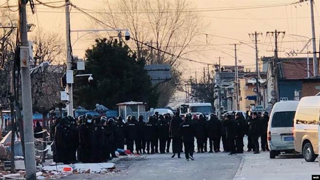 北京香堂文化新村继续进行强拆行动，甚至实施断水断电断气等逼迫搬迁的做法，让居民抗争行动升级，有业主甚至准备瓦斯筒与拆迁人员对峙。（图／网路）