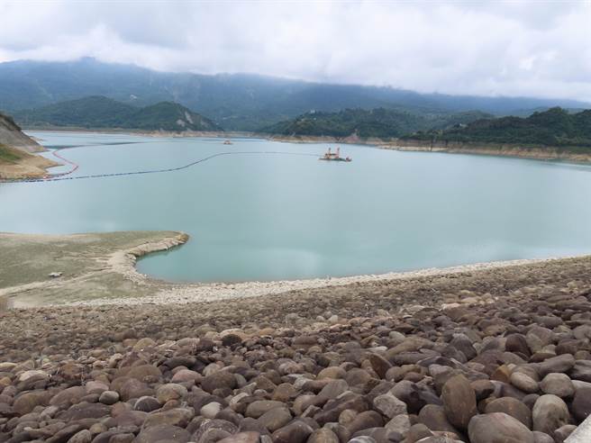 21日是冬至，全台各地出现间歇雨势，南部地区也久违地下起雨来，但多半集中在平地，曾文水库集水区上游截至昨日晚间5时，仅累积约5.4毫米雨量。（南区水资源局提供／庄曜聪台南传真）