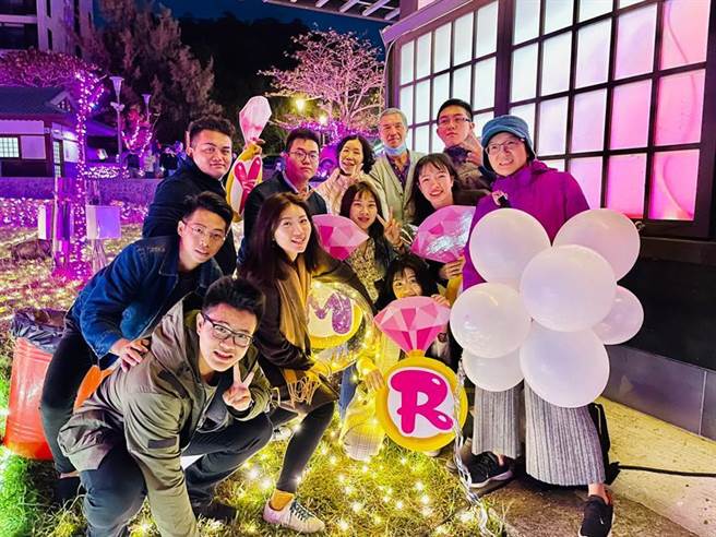 （屏东四重溪温泉季求婚事务所开张，增加浪漫气氛。图／屏东县政府提供）
