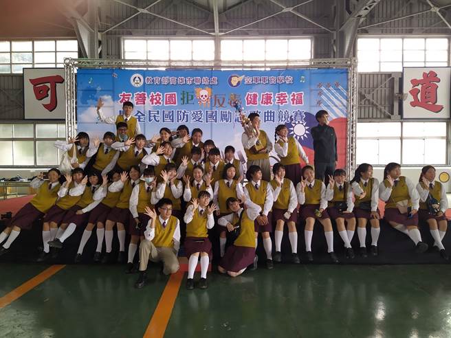 高雄中山工商观光科二年乙班才华洋溢，近期接连夺下全国励志歌曲竞赛及高市府教育局举办的10人11脚竞速赛冠军。（中山工商提供／洪浩轩高雄传真）