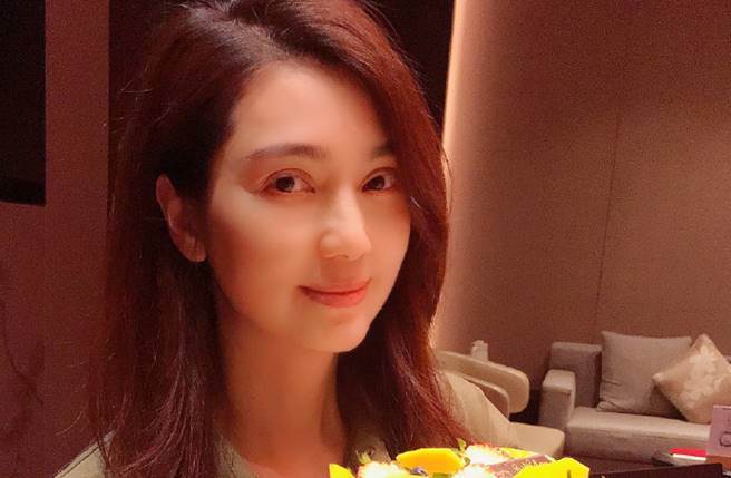 洪欣日前撇婚变后，她今则被网捕获和老公张丹峰一起吃饭。（图／取材自洪欣微博）