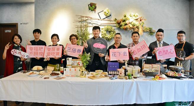 屏东业者自制好康地图，祭出优惠盼抢最后的三倍券商机。（林和生摄）