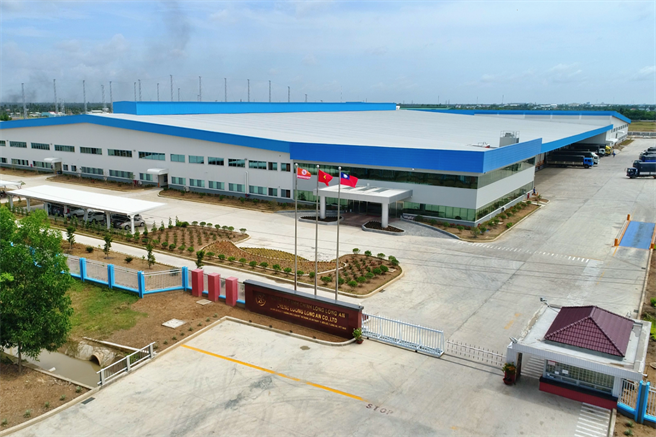 造纸大厂正隆看准高端纸箱及国际品牌客户需求，于越南隆安纸器厂（如图）斥资近2亿元，购进越南首台国际级先进预印系统，将于明年2月投产，超前部署疫后电商市场热度带动的纸箱商机。（正隆提供）